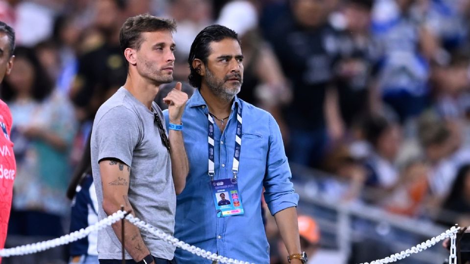 Sergio Canales junto a Héctor Lara, director deportivo de Rayados
