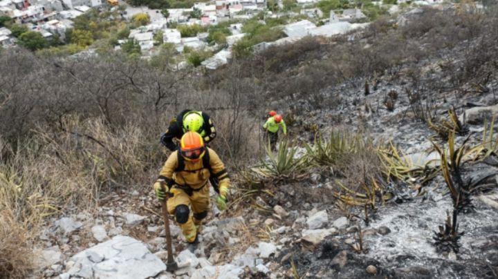 Incendio en el cerro de Las Mitras sigue activo e inicia otro en la sierra de Aramberri