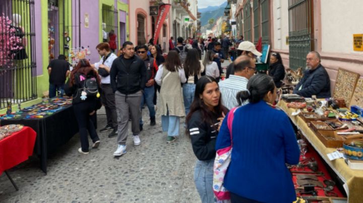 Regios disfrutan del clima fresco y aprovechan para pasear en el centro de Monterrey