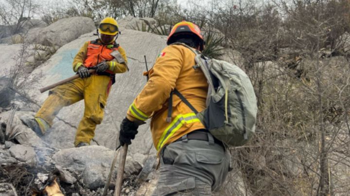 Sofocan incendio en Cerro de las Mitras, pero fuego en Aramberri sigue activo