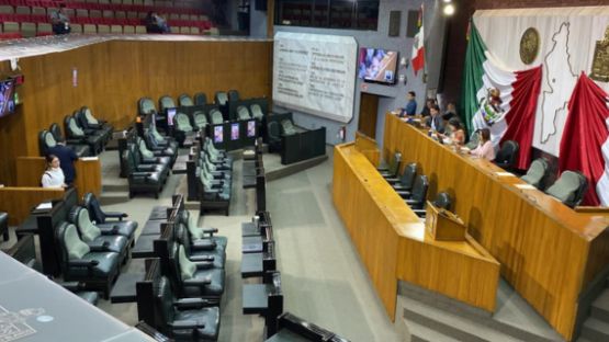 Y en el Congreso de Nuevo León, descansando