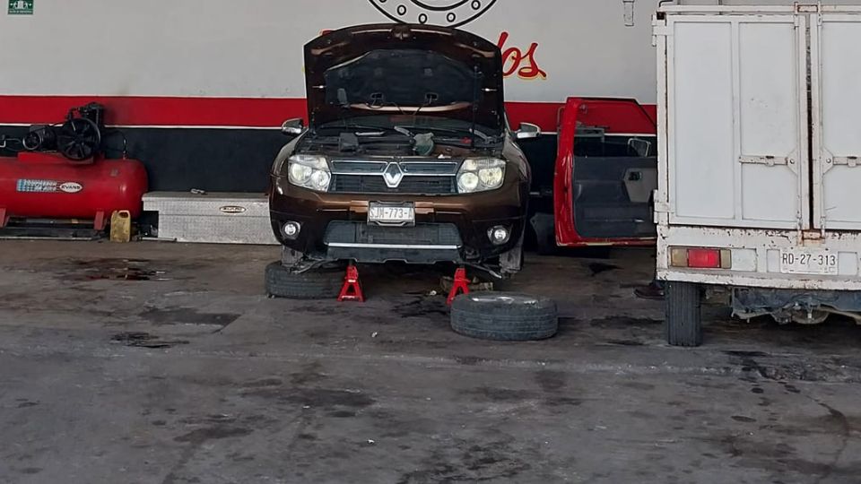 Vehículo dentro de taller mecánico donde sucedió la agresión armada