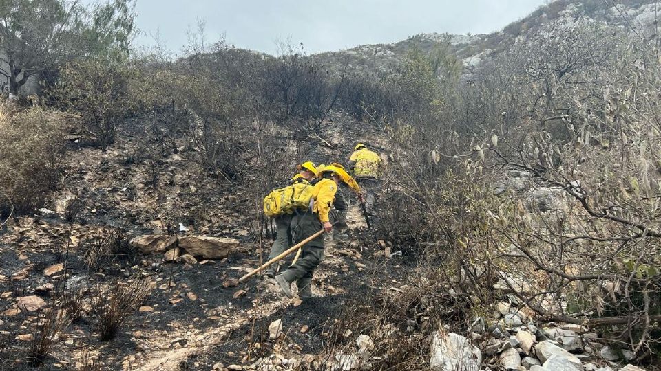 Protección Civil continua sofocando el incendio en el ejido en Aramberri, NL.