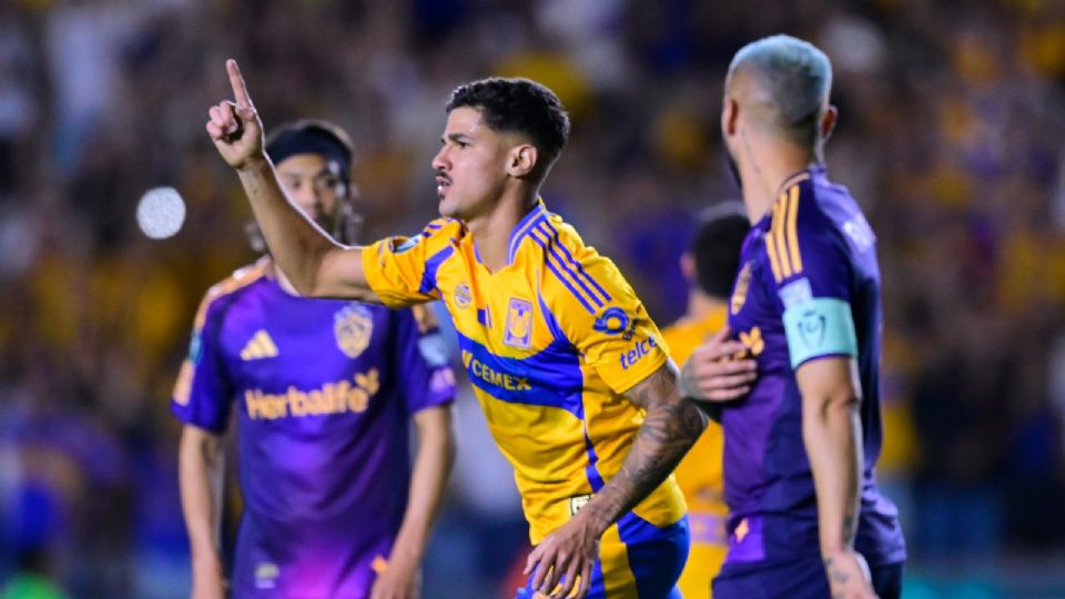 Romulo Zwarg celebra su primer gol con Tigres. El brasileño le marcó al Galaxy en la Concachampions