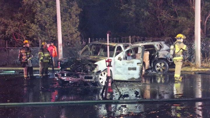 Pareja sobrevive a choque e incendio de su camioneta en Monterrey