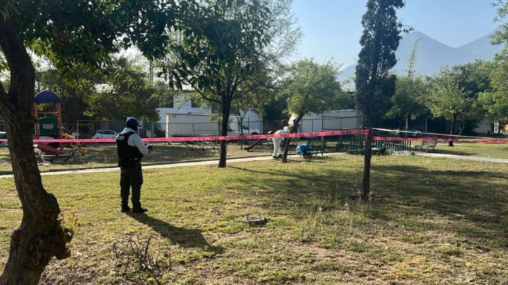 Hallan a hombre muerto sobre la banca de un parque en Monterrey