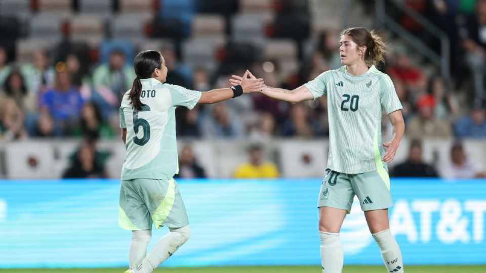 Alice Soto celebra uno de sus goles con Scarlett Camberos en el amistoso ante Jamaica