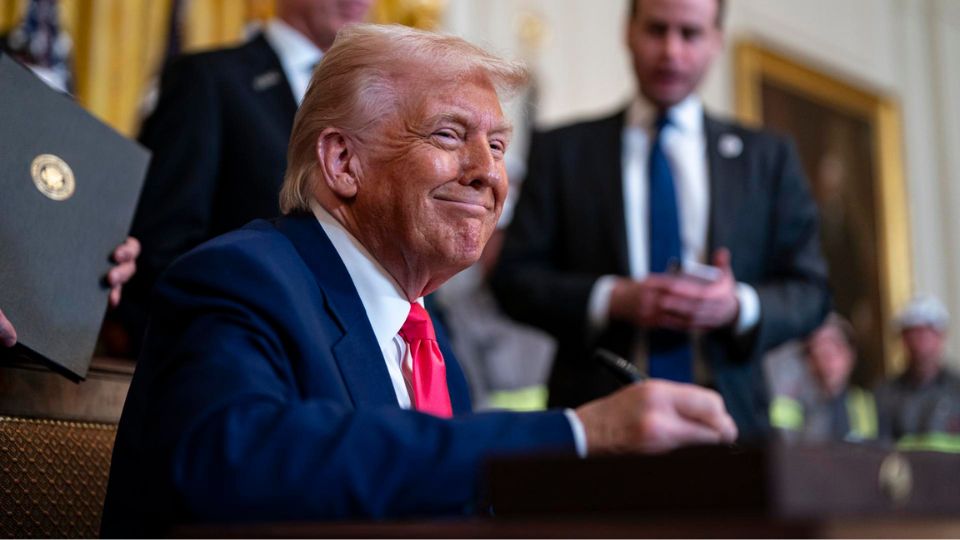 Donald Trump, asiste a la ceremonia de firma de una orden ejecutiva en la Sala Este de la Casa Blanca en Washington | EFE/EPA/Al Drago / POOL
