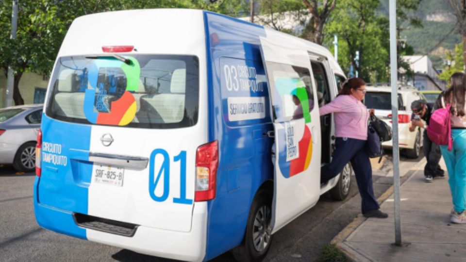 Camioneta habilitada para los habitantes de la colonia Tampiquito.
