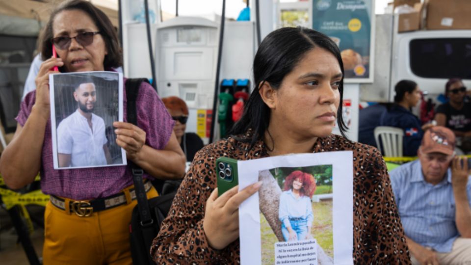 Mujeres esperan información sobre sus familiares a las afueras de la discoteca Jet Set este miércoles, en Santo Domingo.