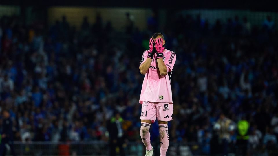 Nahuel Guzmán lamenta la derrota de Tigres ante Cruz Azul en la Concachampions
