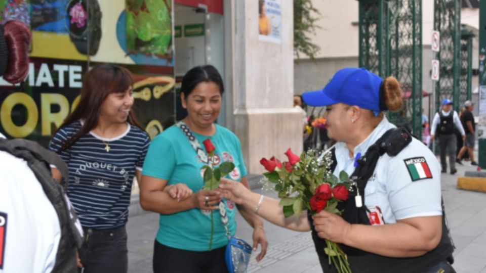 Mujeres oficiales de la Policía de Monterrey, entregaron flores a las madres de familia en este sábado 10 de mayo, en la zona comercial Morelos.