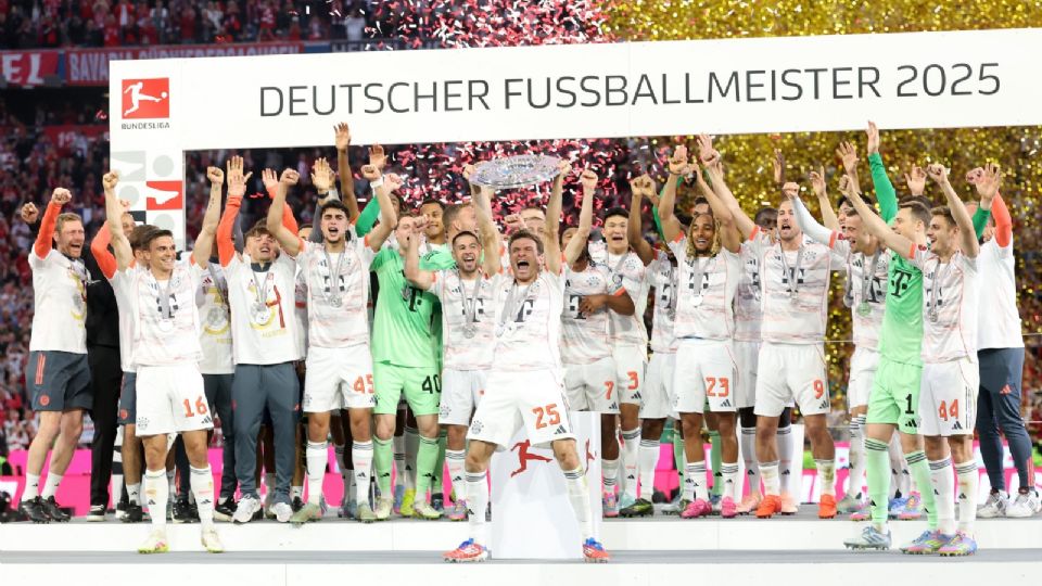 El campeón festeja en grande: Bayern venció 2-0 a Gladbach y celebró su título de Bundesliga con su afición.