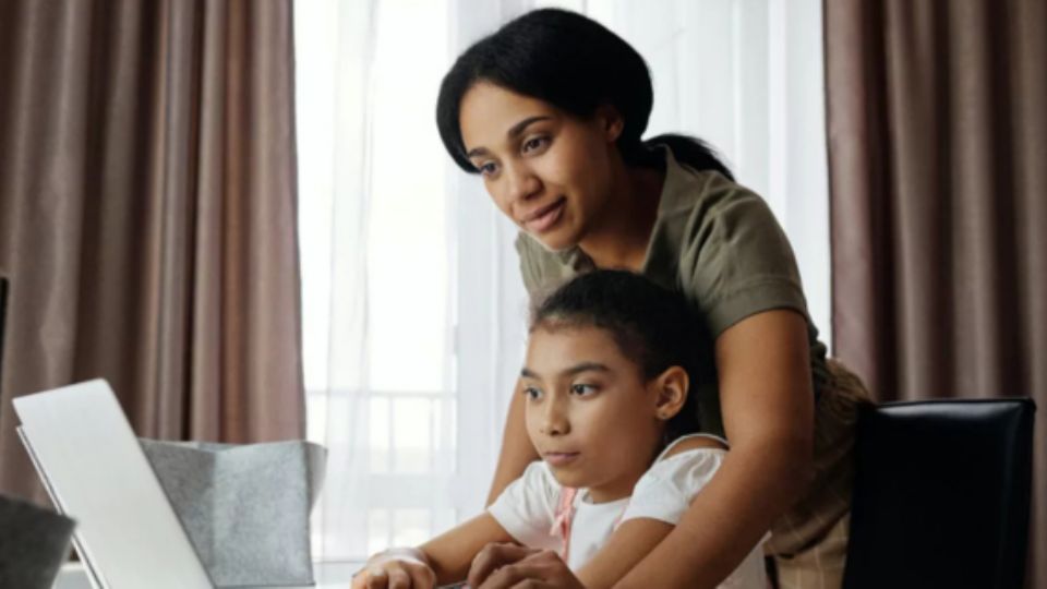 Las madres mexicanas mayores barreras laborales para las mujeres, como disminución de oportunidades, salarios hasta 40% más bajos y afectaciones a la salud mental.