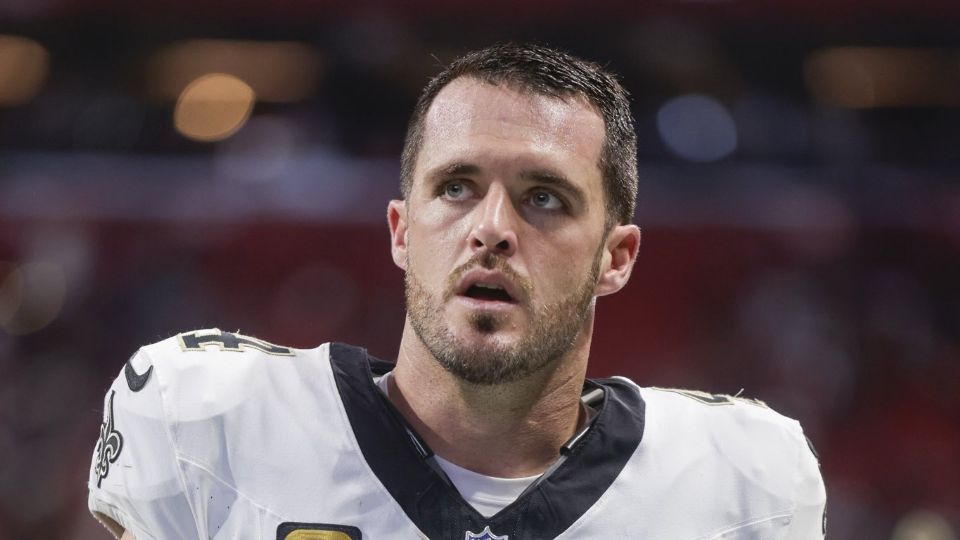 Derek Carr anunció su retiro de la NFL a los 34 años debido a una lesión en el hombro derecho