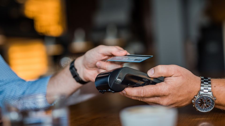 Persona paga con tarjeta bancaria