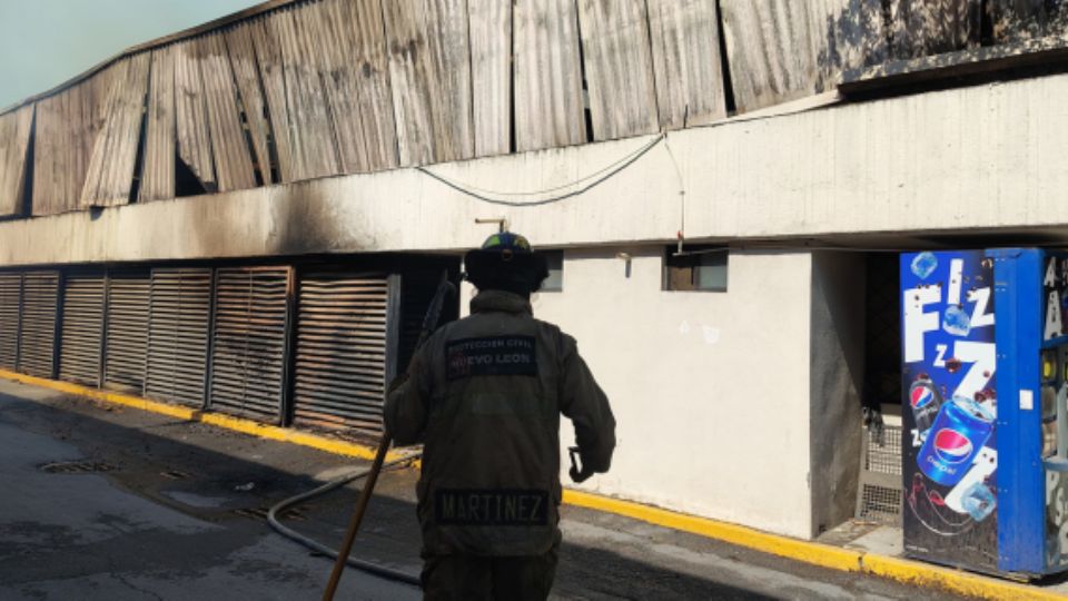 Bombero en labores para sofocar incendio.