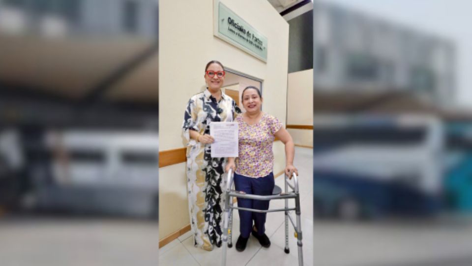 La Diputada local del PRI, Armida Serrato Flores y la ciudadana Sarahí Hernández llevaron esta iniciativa a la Oficialía de Partes del Congreso de Nuevo León.