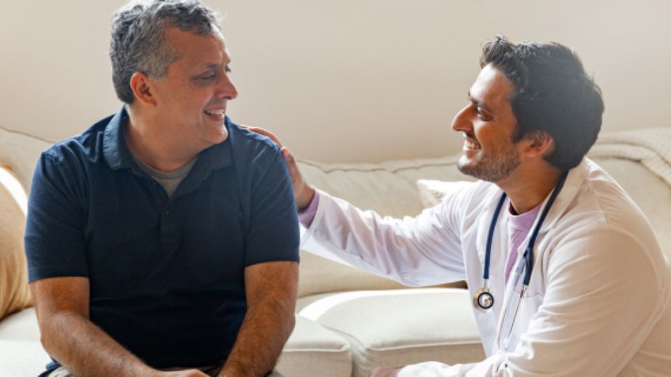 Médico y paciente.