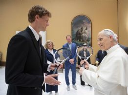 Papa León XIV recibe a Jannik Sinner y se niega a jugar al Tenis en el Vaticano