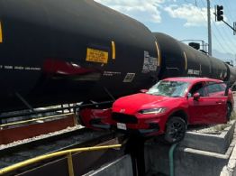 Tren impacta a auto compacto en avenida Gonzalitos