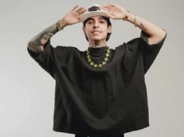 Natanael Cano causa polémica por vestir un pantalón con rostros de líderes criminales