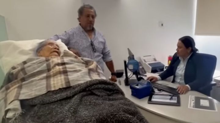 Banco obliga a anciana en camilla a hacer trámite presencial en sucursal de Oaxaca