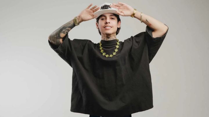 Natanael Cano causa polémica por vestir un pantalón con rostros de líderes criminales