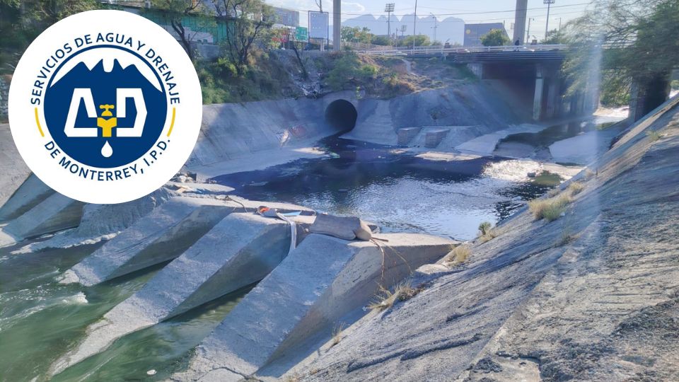 Derrame de líquido azul en alcantarilla de Agua y Drenaje de Monterrey