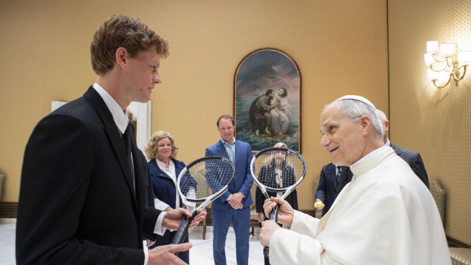 El Papa León XIV y el tenista número 1 del mundo, Jannik Sinner en El Vaticano