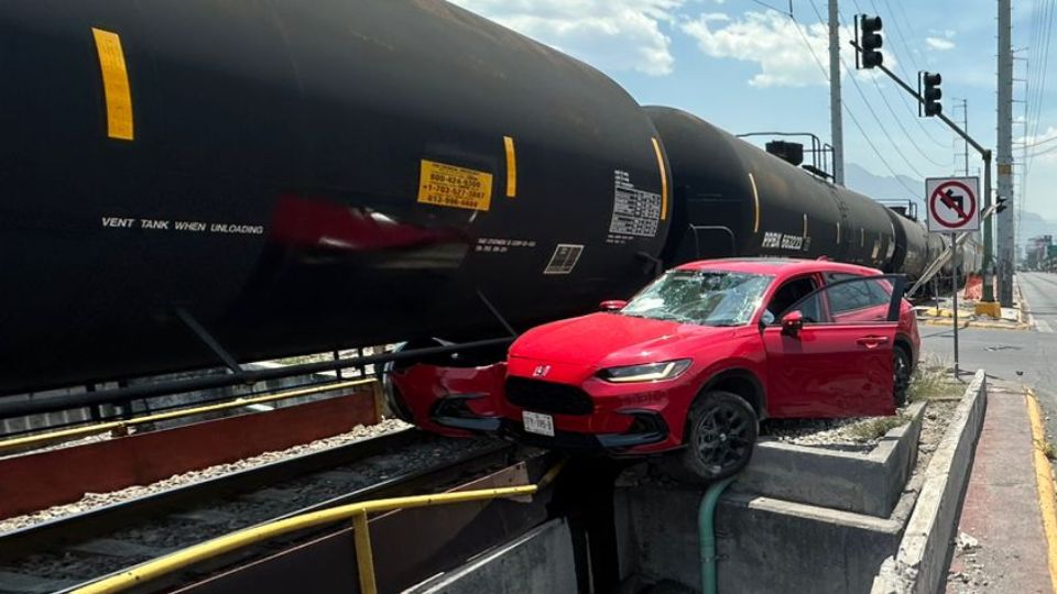 Auto impactado por tren en Monterrey