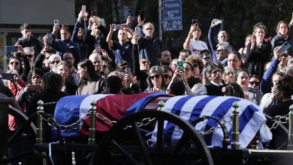 Personas asisten al cortejo fúnebre del expresidente uruguayo José Mujica | EFE/ Raúl Martínez