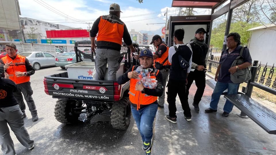 Protección Civil activa operativo de hidratación ante ola de calor en Monterrey
