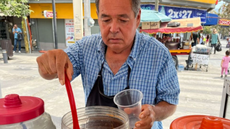 Guadalupe Lechuga, vendedor de aguas frescas en Guadalupe.