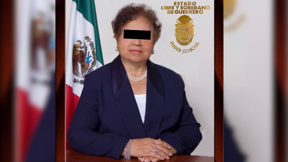 Detienen a exmagistrada Lambertina Galeana por destruir evidencia del caso Ayotzinapa.