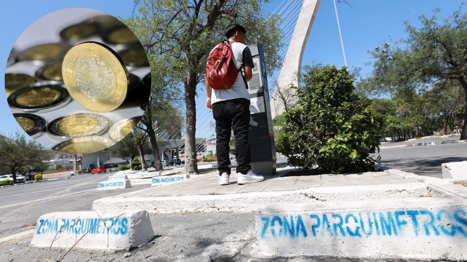Joven paga parquímetro inteligente
