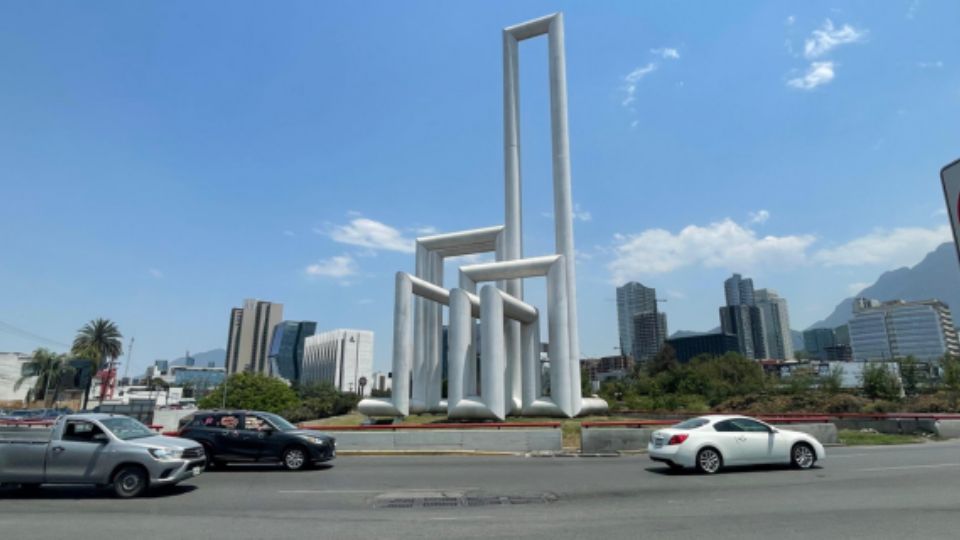 La escultura está ubicada sobre la avenida Gómez Morin.