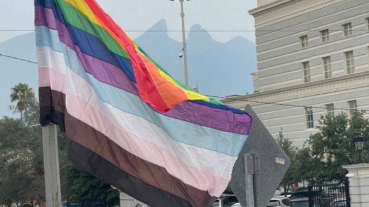 Tapizan banderas multicolores centro de Monterrey por lucha contra homofobia