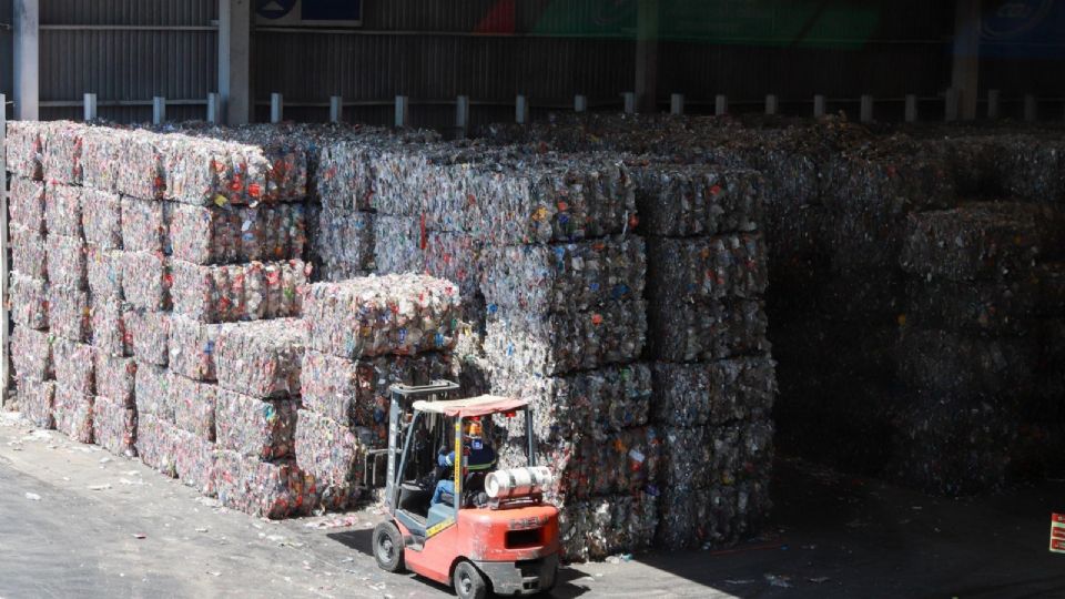 PetStar cuenta con 34 unidades de acopio en todo el país, capaces de reciclar 5,500 millones de botellas al año, equivalentes a llenar 9.5 veces el Estadio de los Tigres.