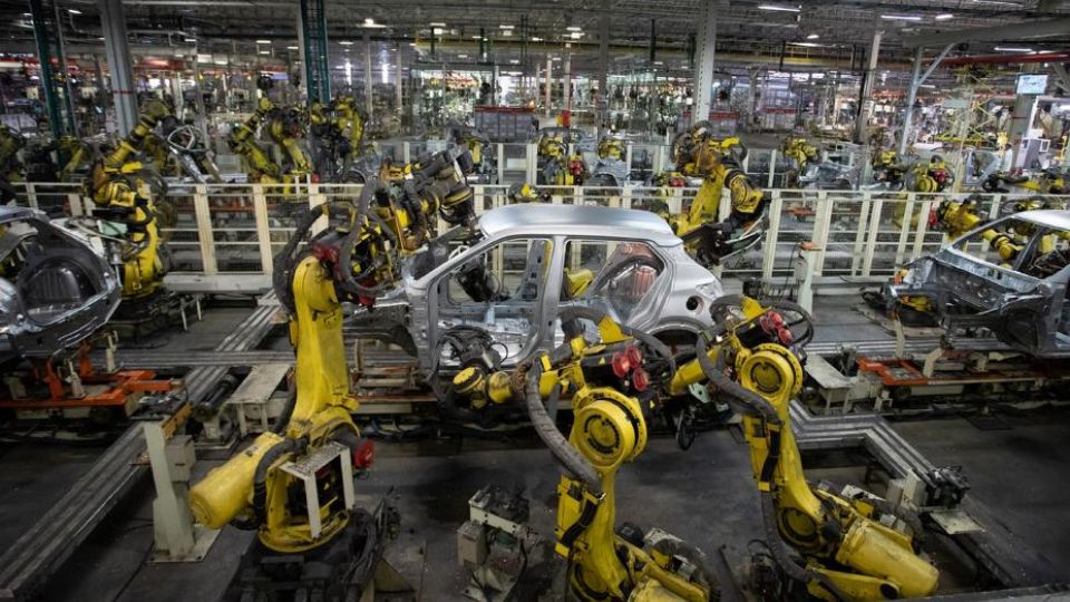 Nissan analiza cerrar dos plantas en México.