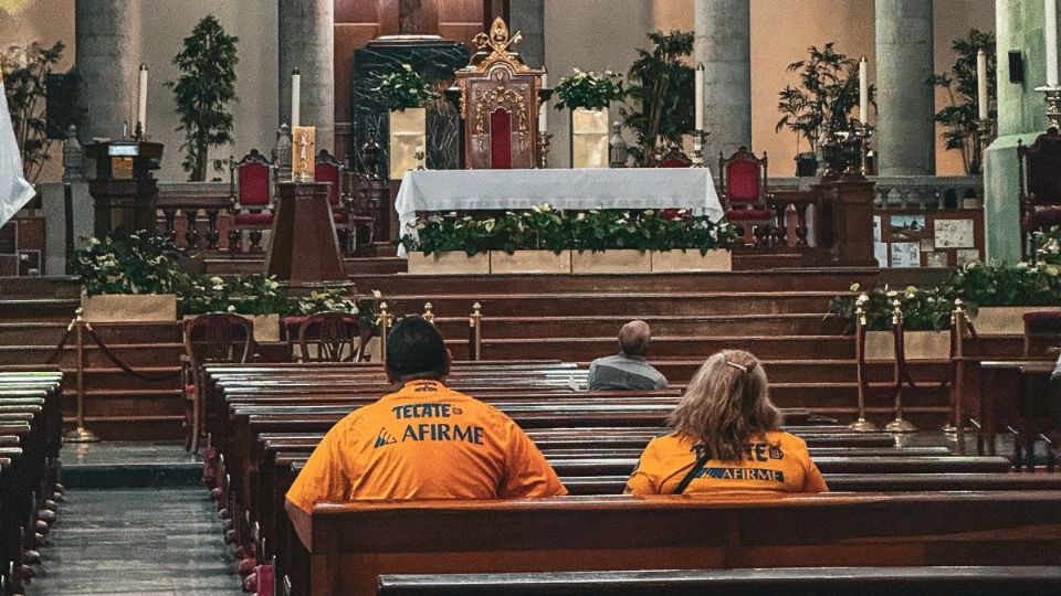 Fe y fútbol: Seguidores auriazules acuden a la Catedral de Toluca en busca de un milagro.