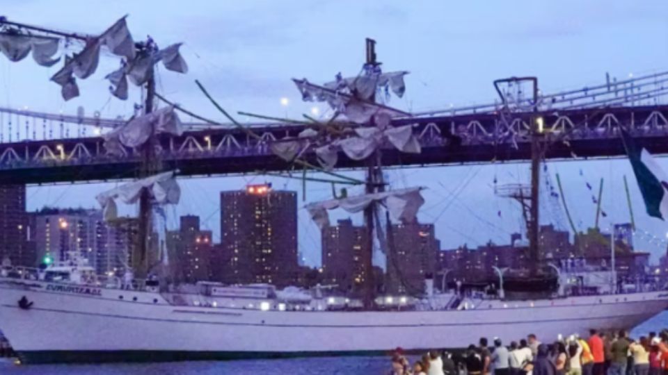 El buque escuela Cuauhtémoc permanece anclado en el East River mientras se realizan las evaluaciones correspondientes.