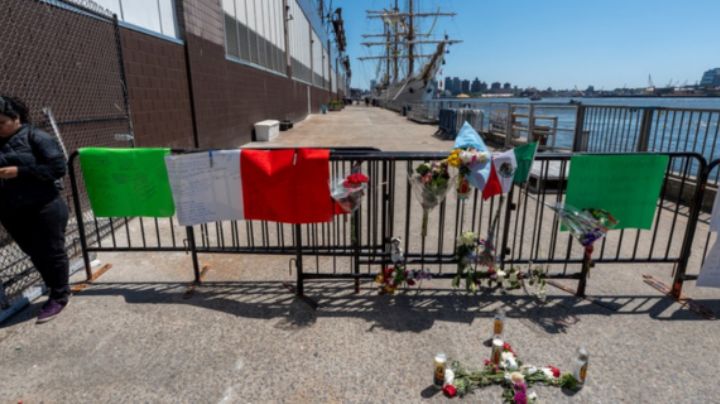 Improvisan un altar frente al buque Cuauhtémoc en Nueva York