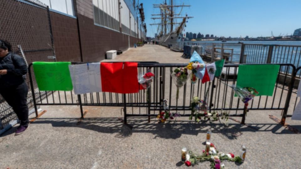 El altar a la memoria de los cadetes de la Marina mexicana fallecidos en el accidente de Brooklyn fue improvisado en el muelle 36 del East River, donde está anclado el buque Cuauhtémoc.