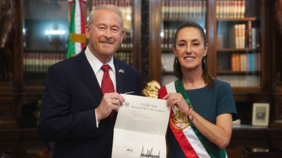 Presidencia de México de la mandataria mexicana, Claudia Sheinbaum (d), posando junto al nuevo embajador de los Estados Unidos en México, Ronald Johnson.