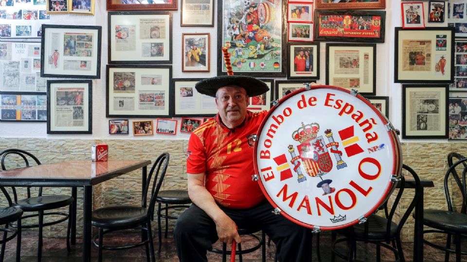 Durante más de 50 años, Manolo acompañó a La Roja con su inseparable bombo por el mundo