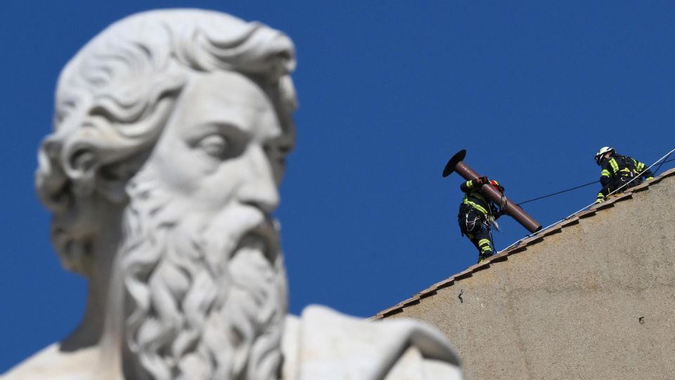 Bomberos instalan chimenea en la Capilla Sixtina del Vaticano | EFE/ETTORE FERRARI