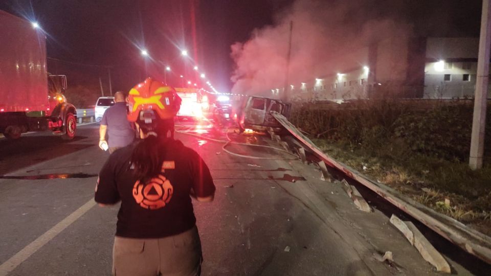 Camioneta se estrella en Autopista al Aeropuerto