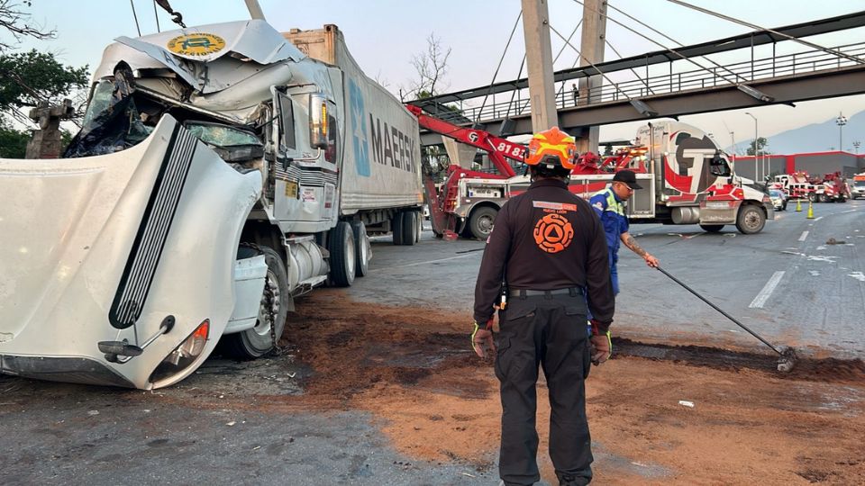 Vuelca tráiler en avenida Fidel Velázquez | Protección Civil de Nuevo León