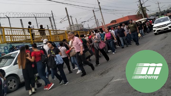 Tardanza en Metrorrey: Usuarios hacen largas filas afuera de la estación Talleres